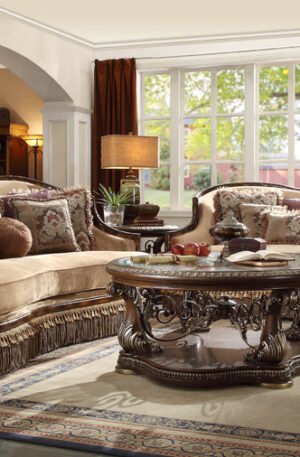 Sala Europa con diseño clásico y elegante, tapizada en tonos neutros, perfecta para hogares sofisticados. Disponible en Mueblería Estylo House con envío a todo México.